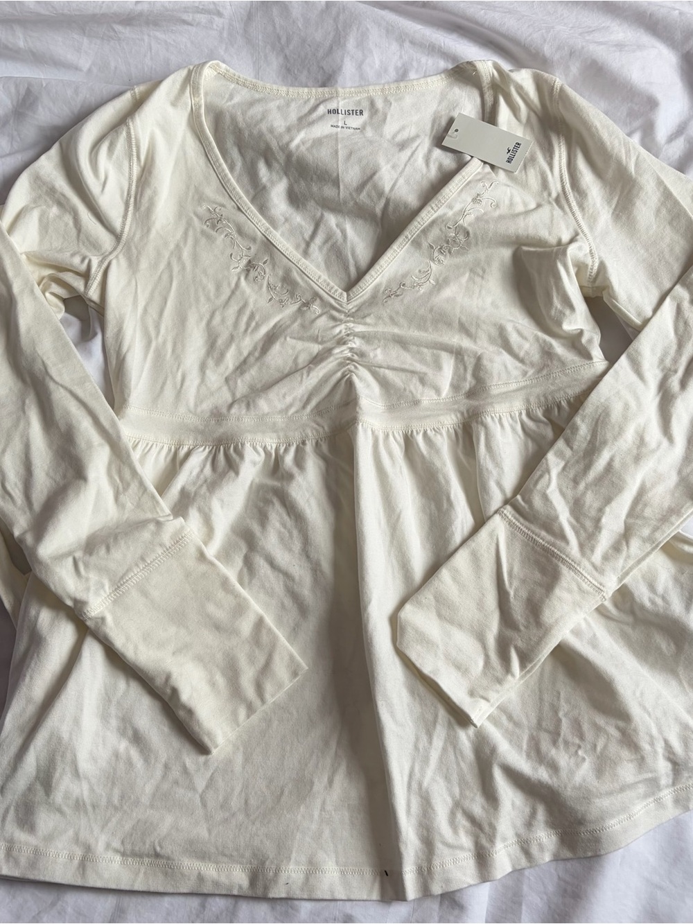 BRAND NEW Hollister Women's Cream V-Neck Long Sleeve Top